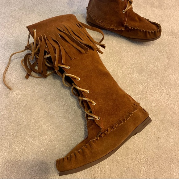 Canadian made, genuine leather, calf height tasseled moccasins - Picture 2 of 7